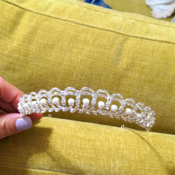 David's Bridal Other - David's Bridal Pearl & Crystal Scalloped Tiara